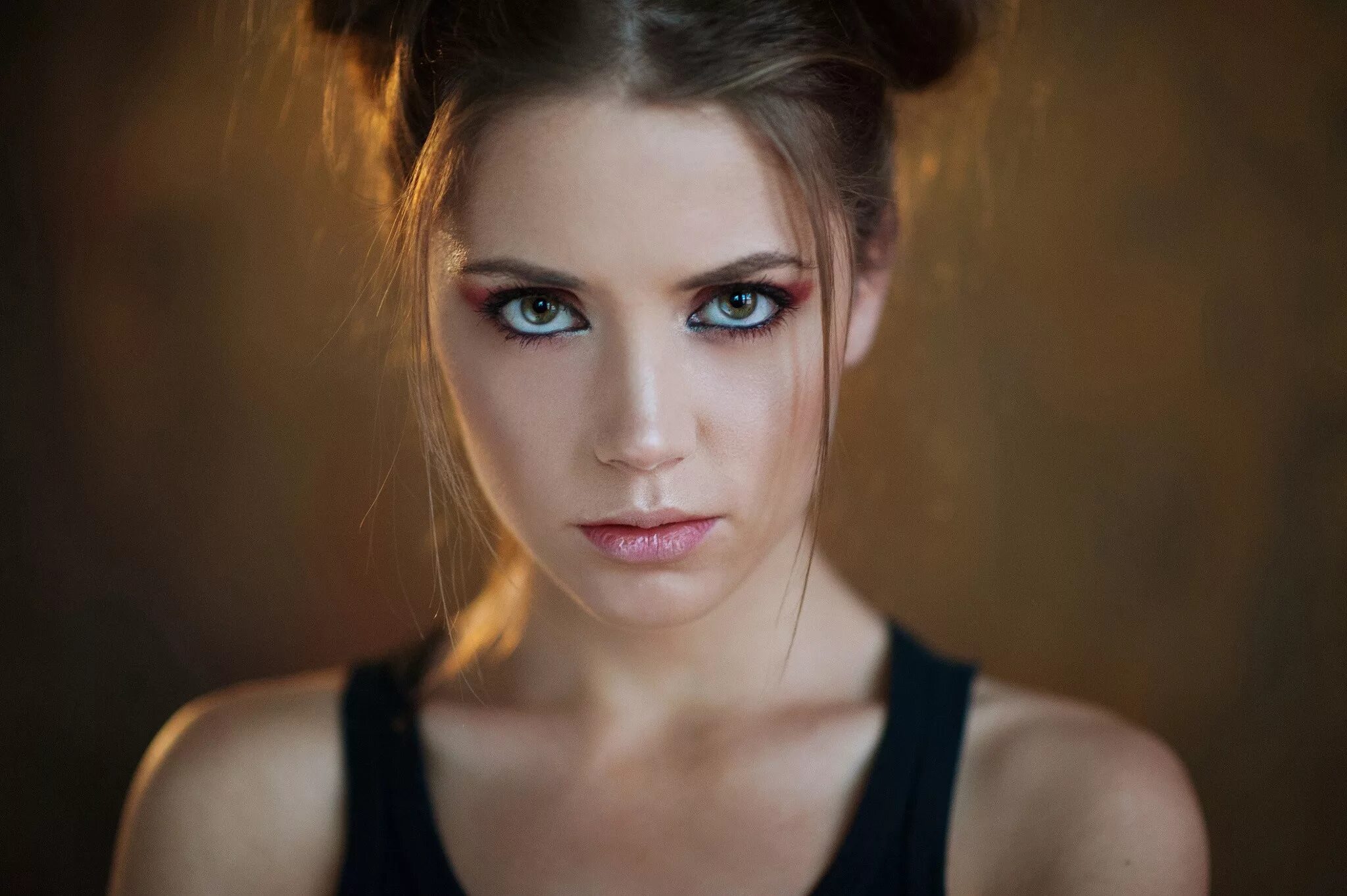 Макияж для голубоглазых брюнеток. Красивые девушки в очках. Очки для зрения. Фиби тонкин глаза. Умная девушка в очках.