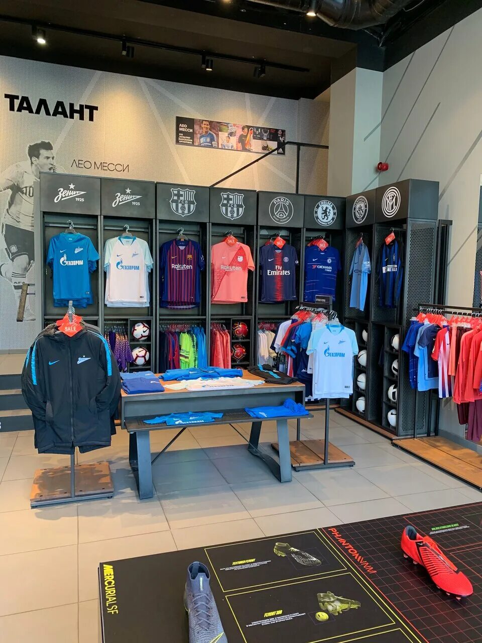 Footballstore интернет. Магазин Футболстор в СПБ на Литейном 57. Футбольный магазин. Профессиональный футбольный магазин. FOOTBALLSTORE интернет магазин.