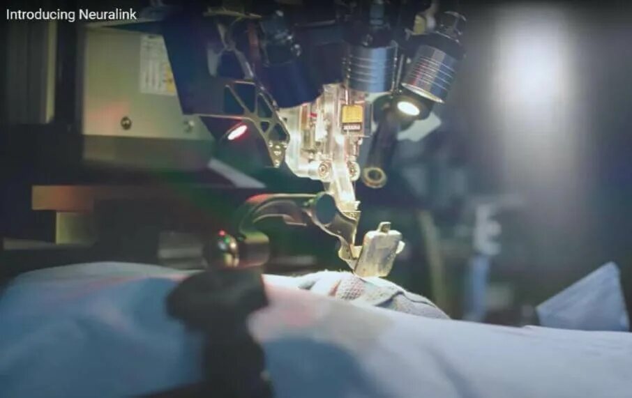Илон маск имплант. Робот хирург Нейролинк. Робот хирург 2020. Робот хирург с нейроинтерфейсом.