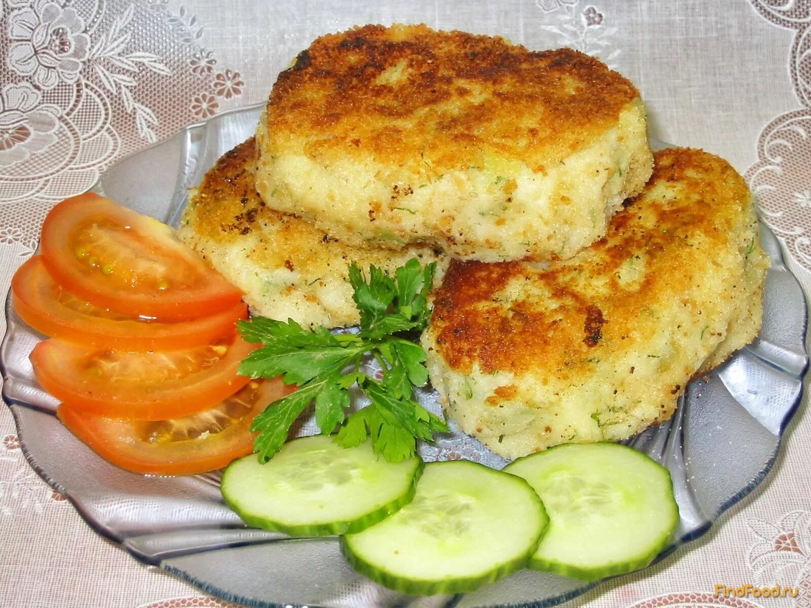 Рецепты из пюре картофельного на сковороде. Котлеты из картошки. Рецепты из пюре картофельного на сковороде. Картофельные котлеты из пюре. Картофельные биточки из пюре.