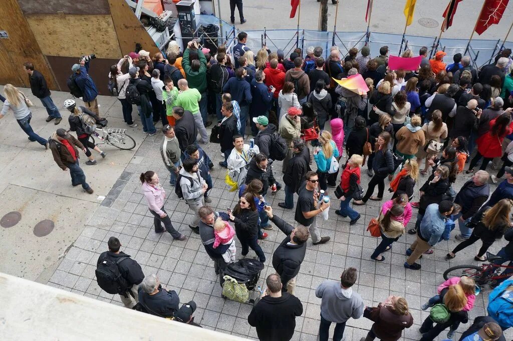 Спасающаяся толпа. Теракт Бостонский марафон 2013. Паника в толпе.