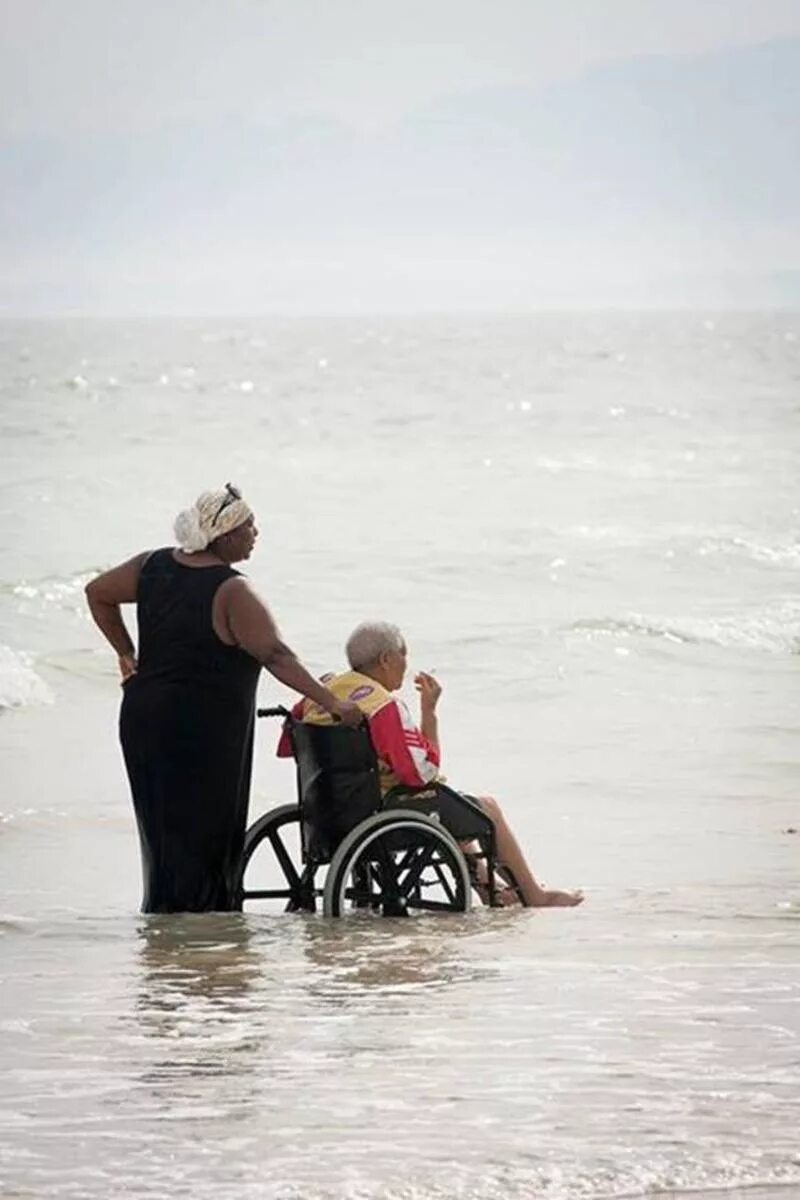 Фото трогающие до глубины души. Доброта к людям. Инвалид души. Объятия под водой. Поступки человека.