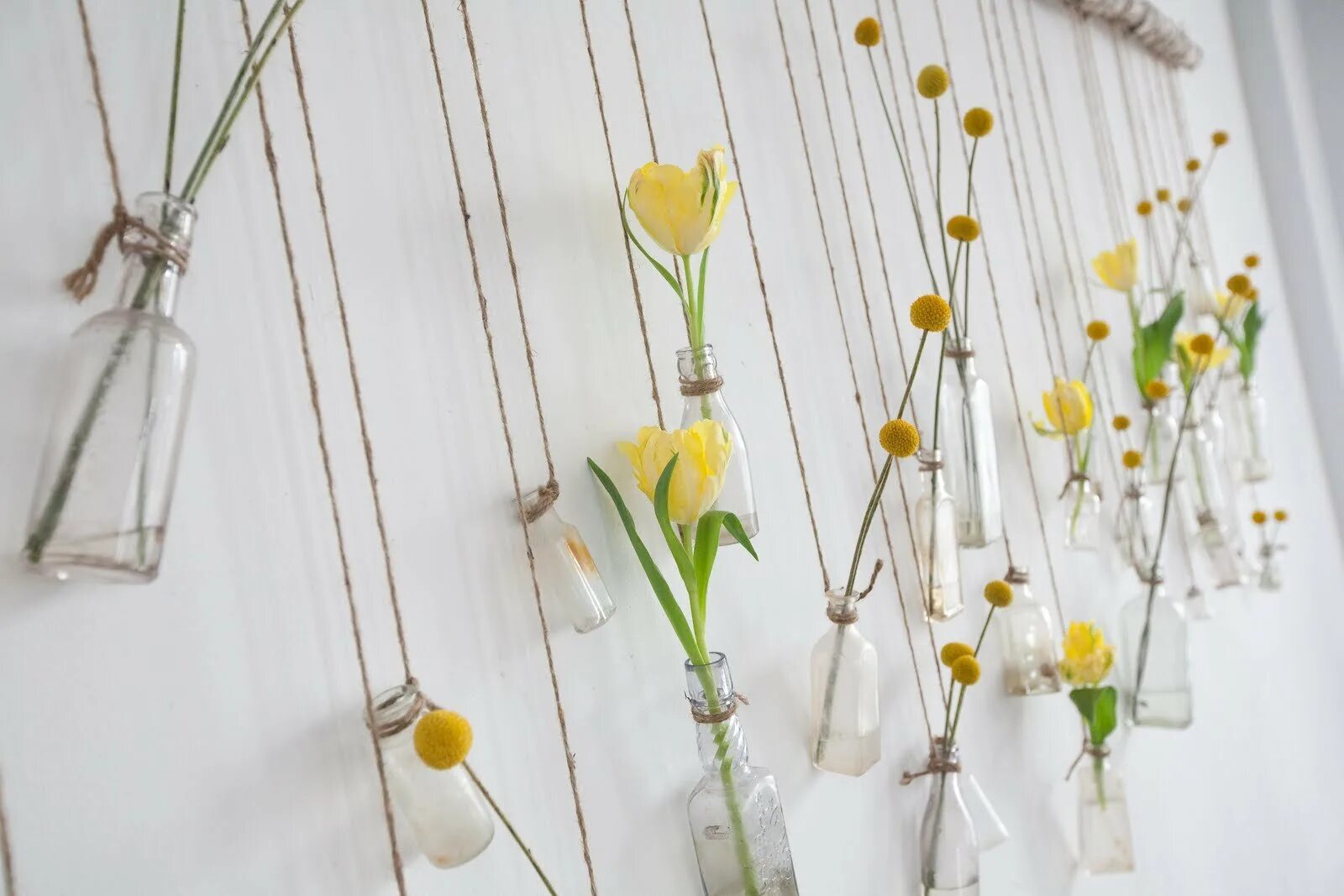 Весеннее оформление. Подвесные украшения в детскую. Весеннее оформление. Украшение витрин к весне. Весеннее оформление.