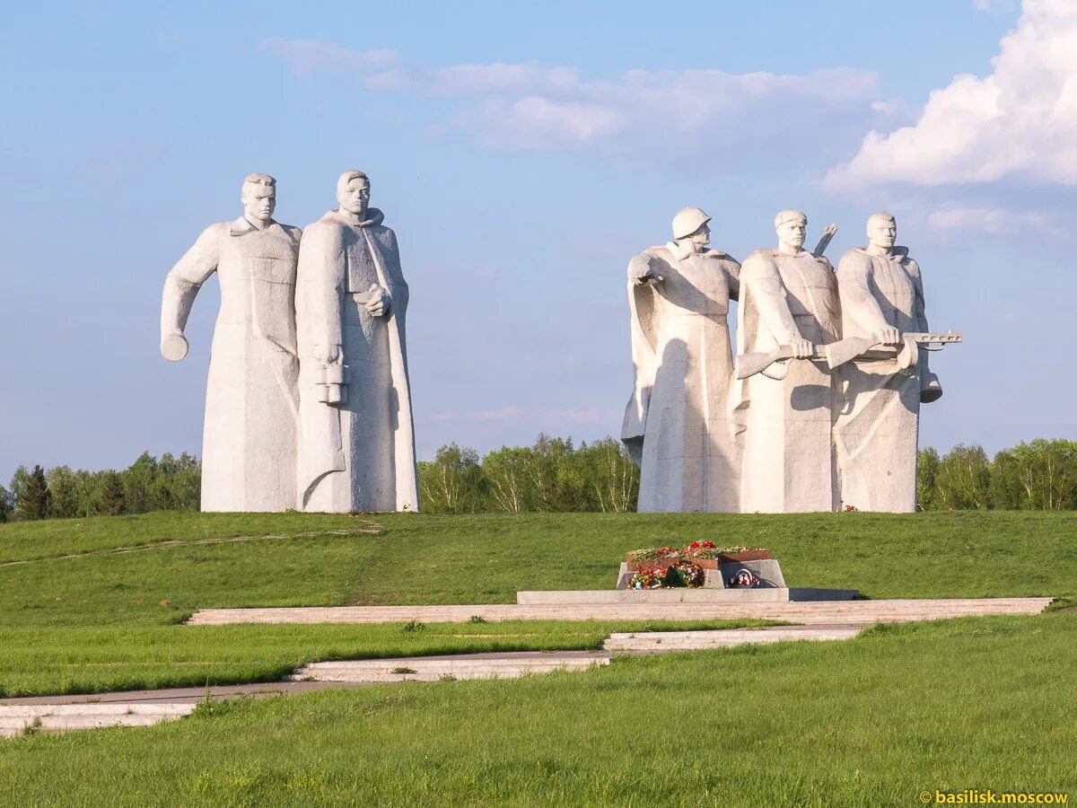 В каком городе стоит памятник панфиловцам. 28 панфиловцев мемориал дубосеково. 28 панфиловцев памятник в дубосеково. мемориал «героям-панфиловцам» в дубосеково. мемориальный комплекс в дубосеково.