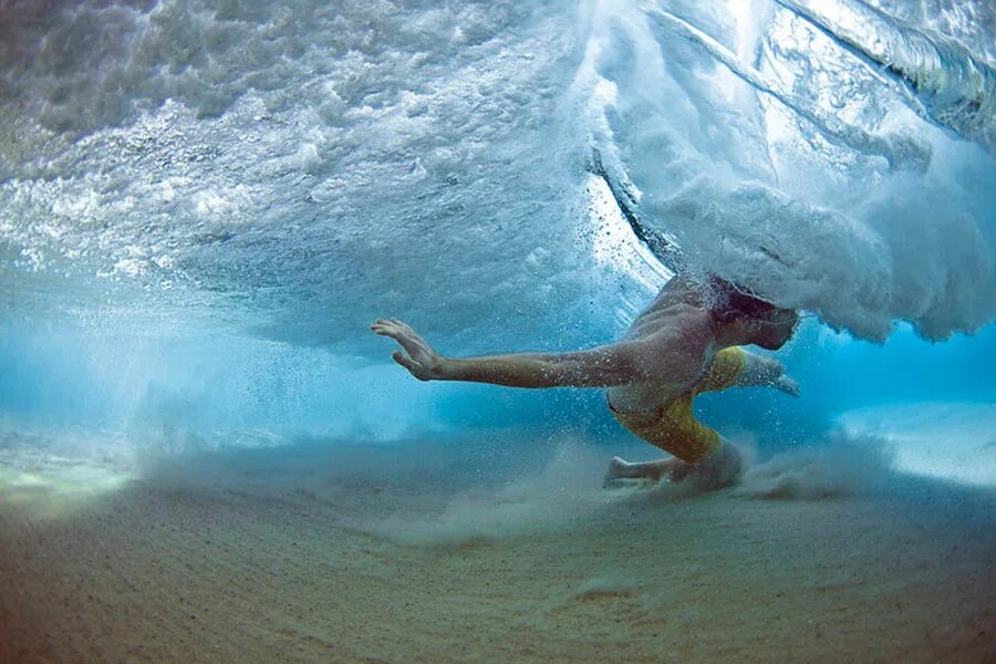 Невероятные р. Человек в водовороте. Фотосессия под водой. Невероятные картинки. Человек под волной.