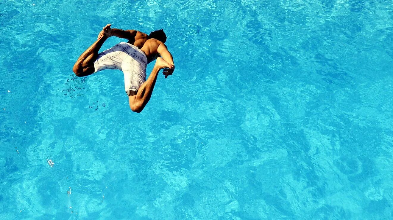 Бассейн океана нельсон. Прыжок в бассейн. Человек прыгает в бассейн. Человек прыгает в воду. Парень прыгает в бассейн.