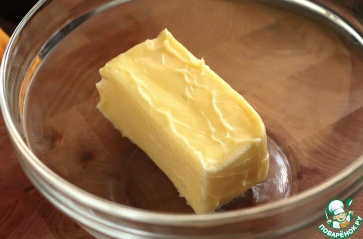 Сливияная масло. Масло сливочное на блюдце. Сасла твердое и жидкое. Масло жидкое. Сливочное масло на белом фоне.