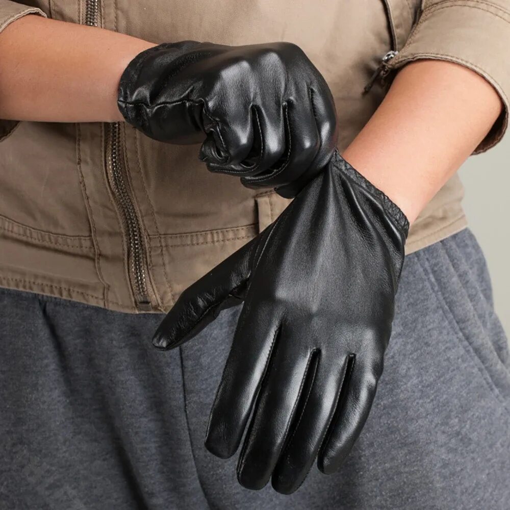 Руки в перчатках. Перчатки мужские строгие. Люди носят перчатки. Руки в черных перчатках. Мужчина надувает перчатки.