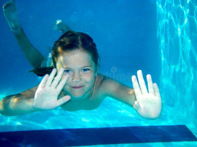 Девочка купается в море. Маленькая девочка в воде. Наталья законова фотограф. Маленькая девочка в воде. Плавание девушки.
