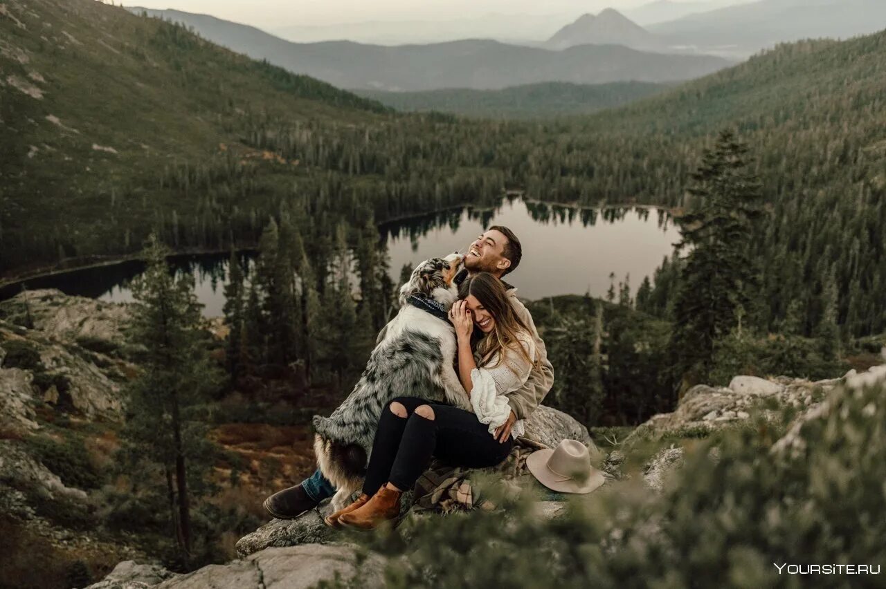 На природе с любимым человеком. Фотосессия в горах. Влюбленные в горах. Влюбленная пара в горах. Фотосессия в горах летом.