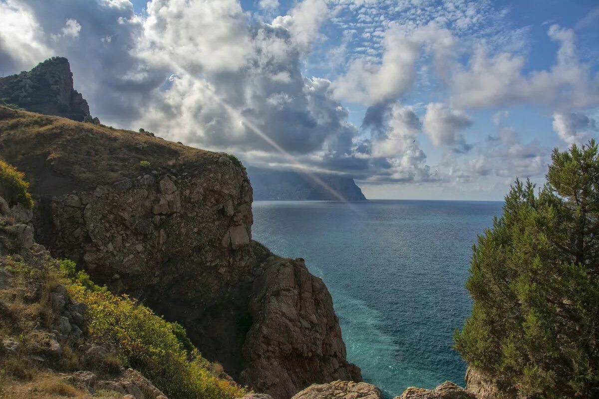норвегия плато прекестулен. Preikestolen норвегия высота. щебень у подножия скалы. подножие утеса. подножие утеса.