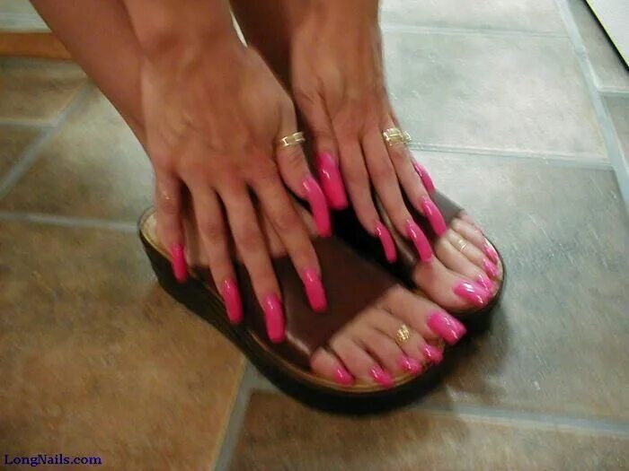 Long toenails natural. Педикюр длинные ногти на ногах. Feetz. Педикюр розовый перламутровый. Long nail feet.