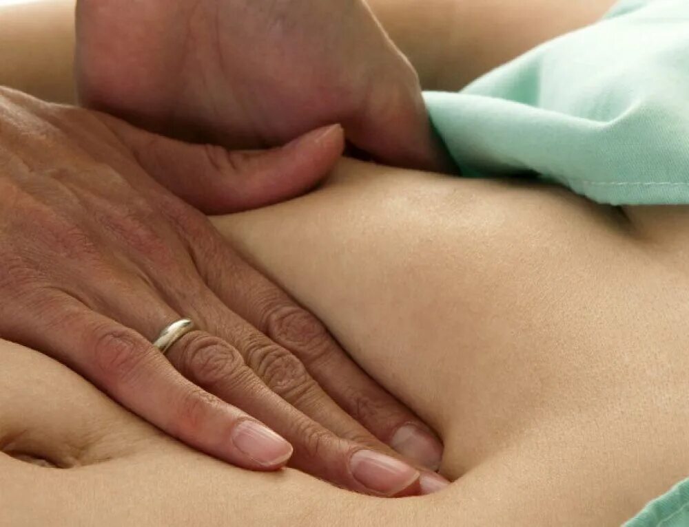 Врач лапает. Как щупать живот ребенку. Рука врача трогает живот. Терапевт трогает женскую грудь. Как врачтрогает яйца малыша.