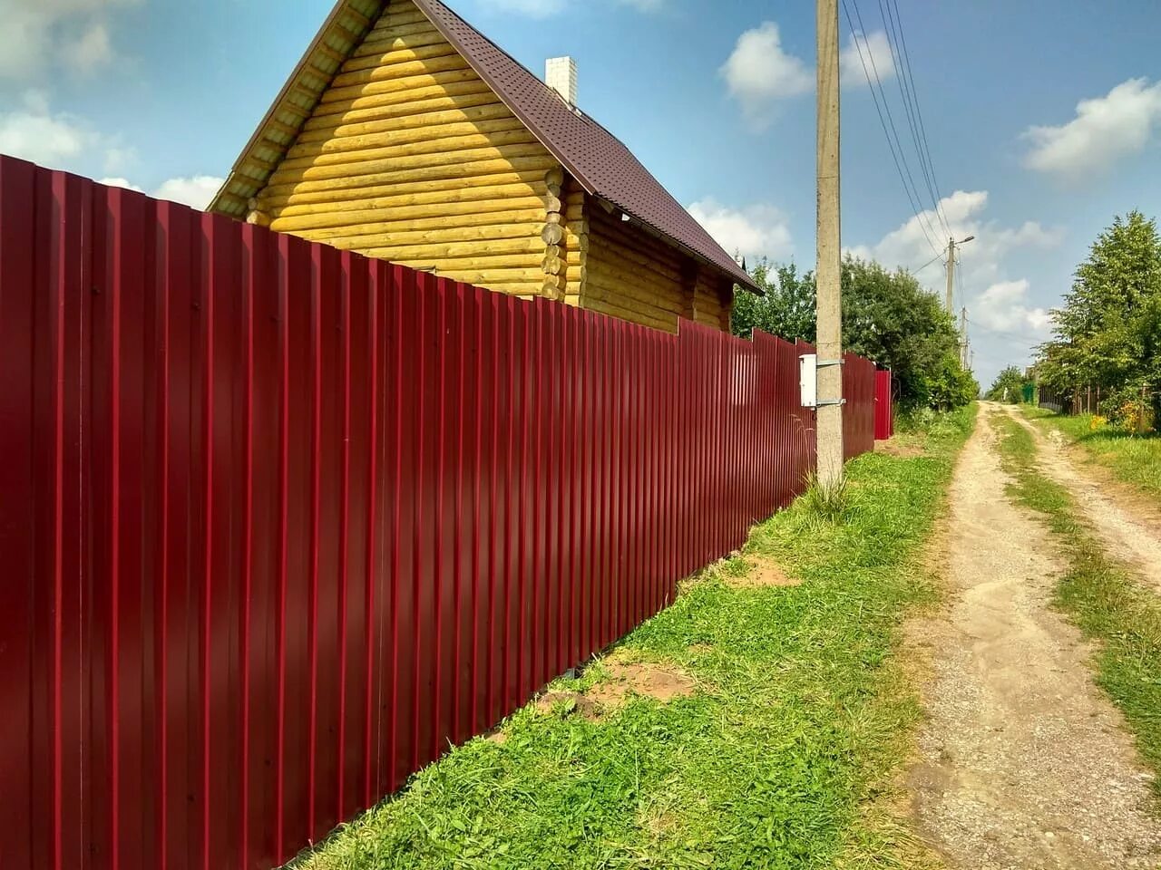 Забор из профнастила. Бордовый забор из профнастила. Забор ИЖС. Забор из профлиста фото. Профлист для забора 2 метра цветной цена