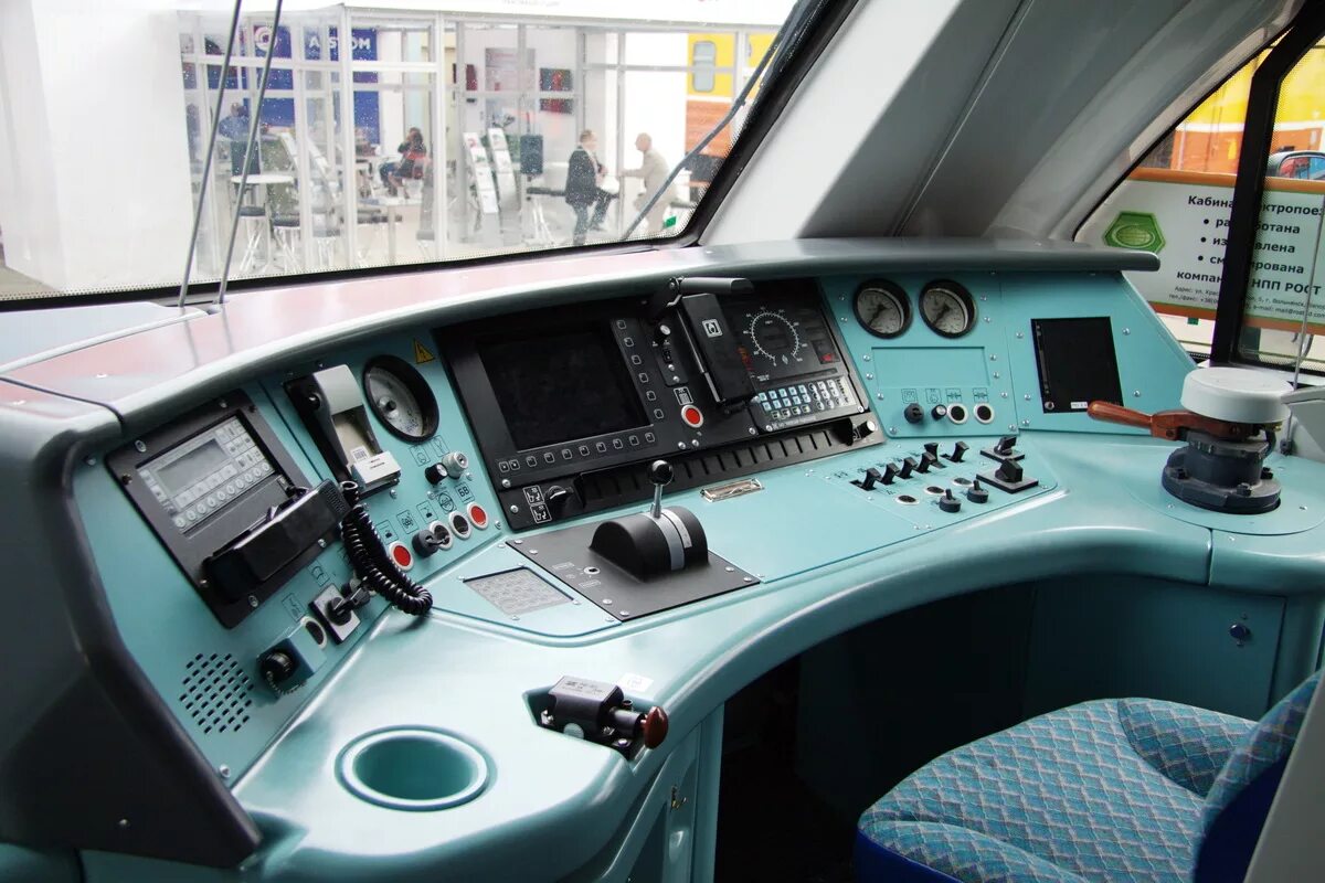 эп1м 500 кабина. пульт управления машиниста 2эс6. 6 кабина. татра т3 кабина. кабина трамвая татра т3.