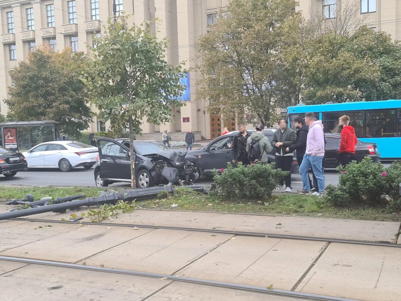 Авария на Московском проспекте. Авария Московский проспект СПБ. Пересечение благодатной и Московского. Авария на Московском проспекте машина на столбе. Пр твориться в жизнь