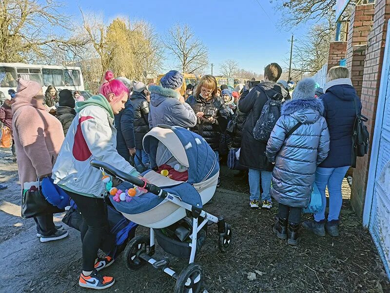 Беженцы с Донбасса в Ростовской области. Беженцы фото. Беженцы из Донбасса в Омске. Беженцы из Украины в Россию.