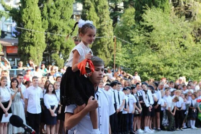 Элжур крым 1 школа. Гаспринская школа. Гаспринская начальная школа. МБОУ Гаспринская СШ номер 1.