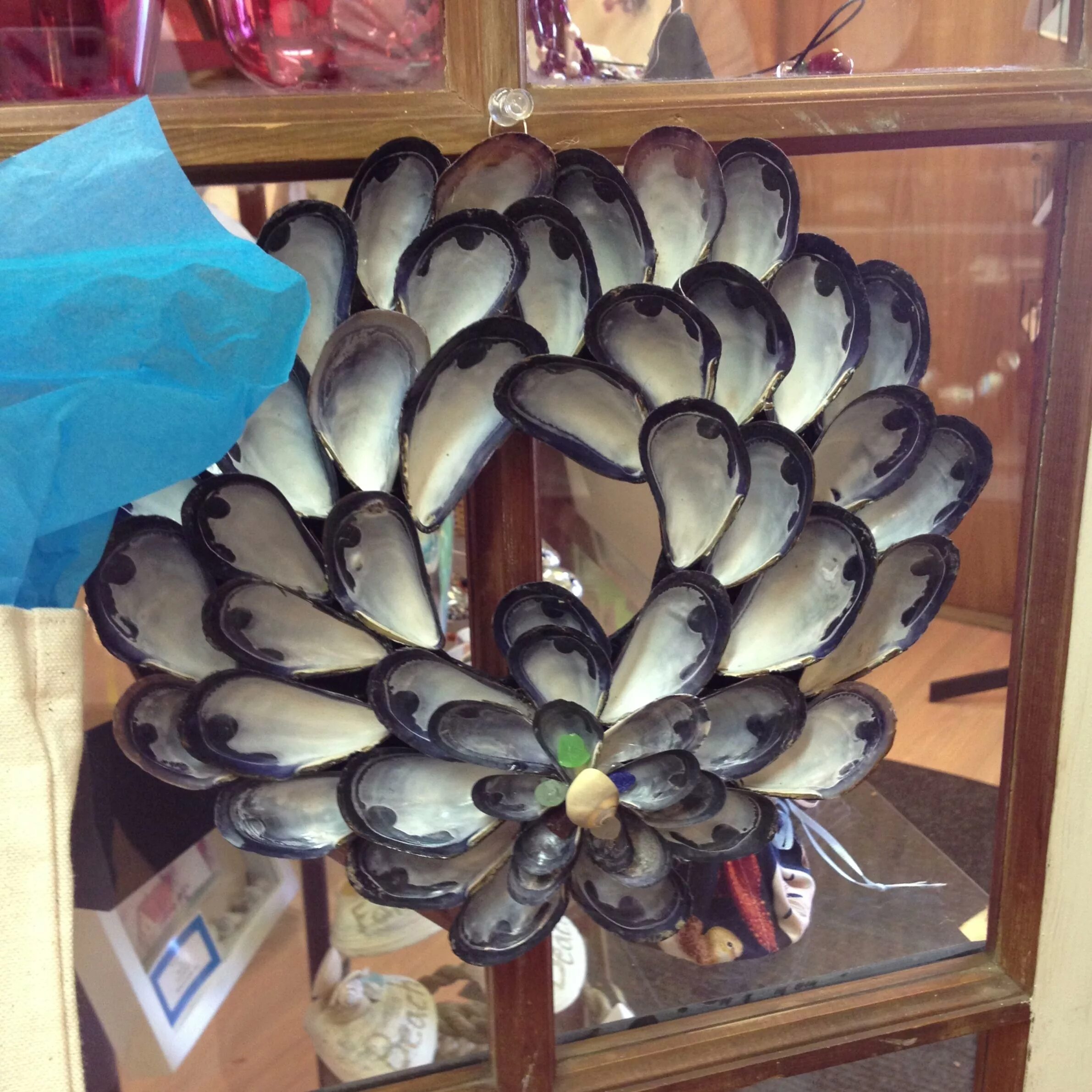 Поделки из мидий. Поделки из речных ракушек. Декор из раковин мидий. Поделки из ракушек мидий. Украшения из речных ракушек.