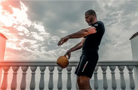 Спортсмен с гирей