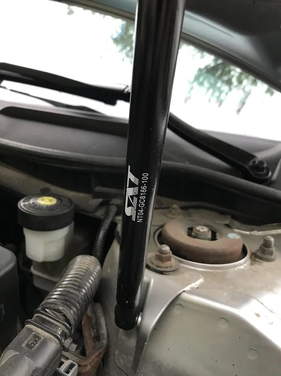 Инструкция замены амортизатора капота. Амортизаторы капота teana l33. Как поменять амортизатор капота. Амортизатор капота cat 533e. Как поменять амортизатор капота.