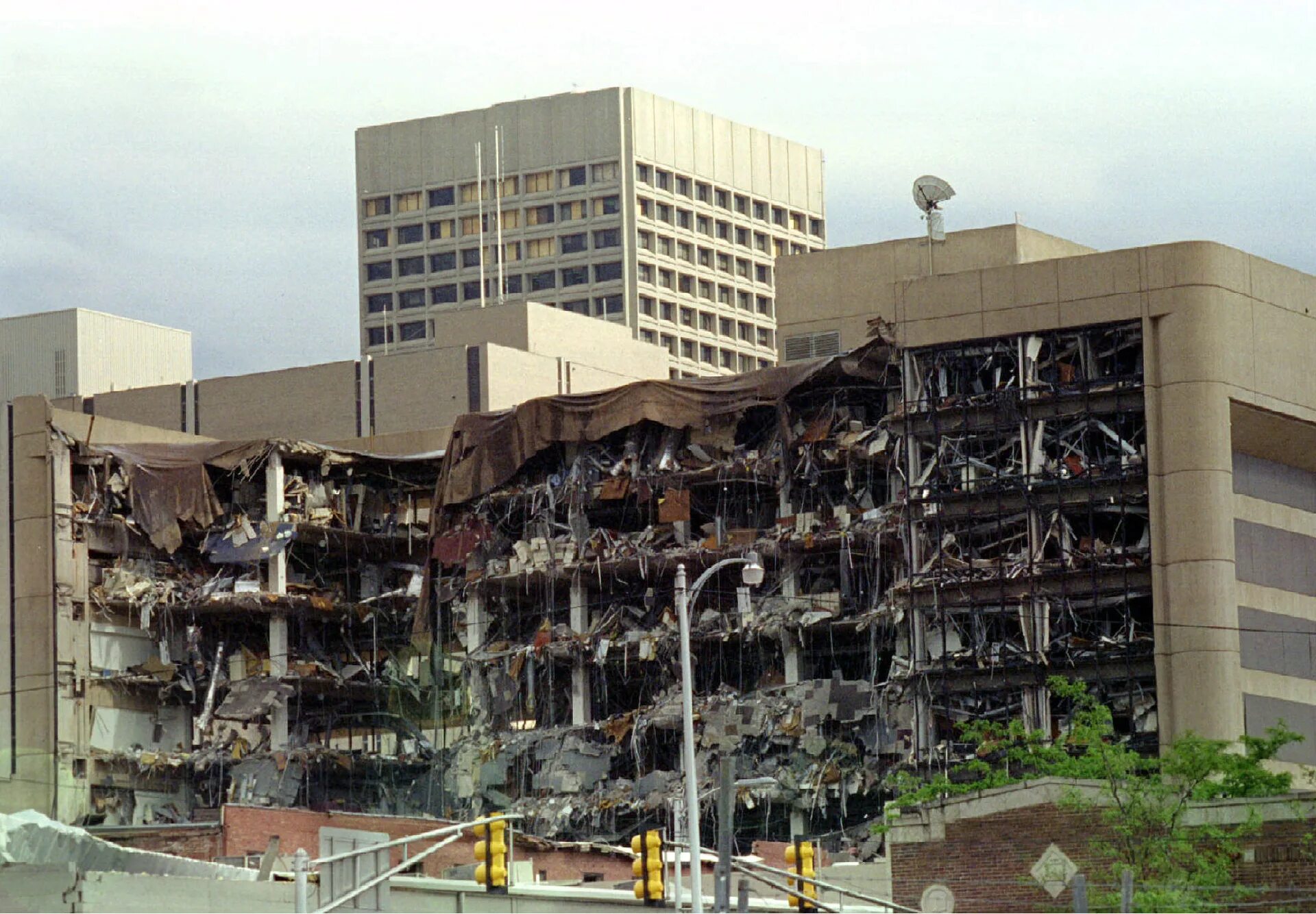 Самой большой теракт в мире. Теракт в Оклахома-Сити 1995. Взрыв в Оклахома Сити 1995. Оклахома-Сити 19 апреля 1995.