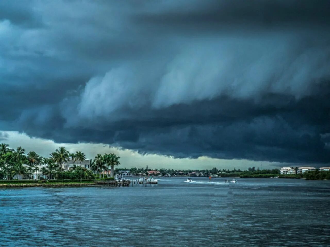Остров дождевой. Дождь на море. Дождь на острове. Дождь на острове. Остров кауаи гавайские острова дожди.