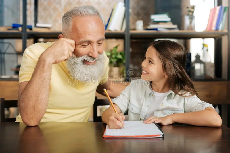 Разговор деда и внучки. Имеют Деда. Дедушка учит английский. Внучка учит Деда. Разговор с дедом придумать.