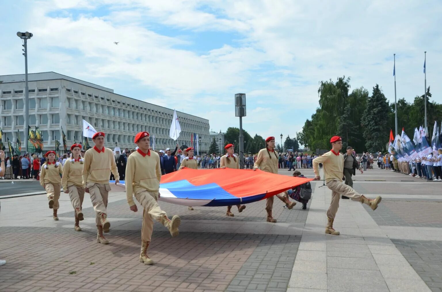 День россии 2021 год. Празднование дня России Ульяновск. Празднование дня России Ульяновск площадь Ленина. Ульяновск празднование дня Победы. Празднование на день России на площади.