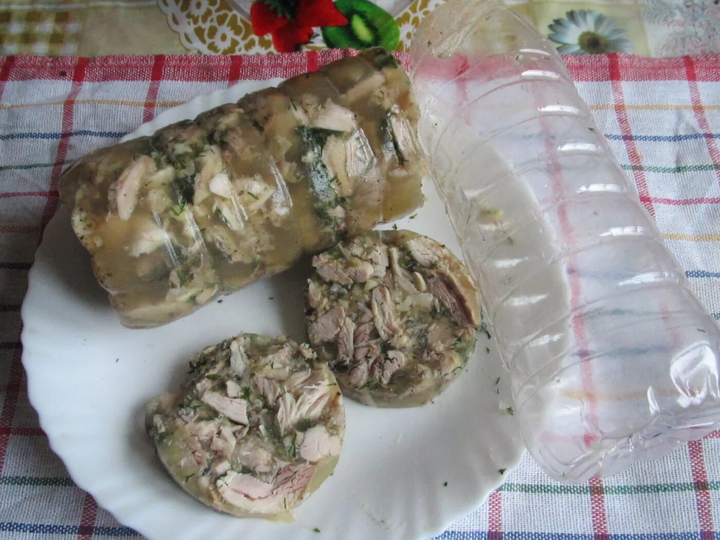 Куриный рулет в бутылке. Домашняя куриная колбаса рецепт в бутылке. Куриный рулет в бутылке. Мясной рулет зельц. Рулет из курицы с желатином в бутылке.