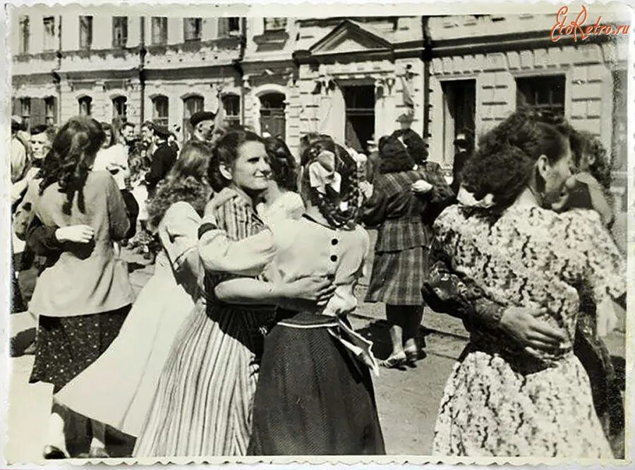 Мая 1951. Первомайская демонстрация Саратов 1977. Женские демонстрации Российская Империя. Старый городок старые фото. Демонстрация Саратов 9 мая фото архив.