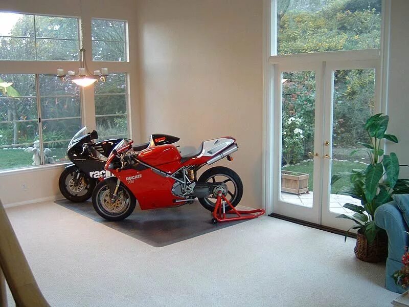 Мотоцикл в интерьере. Мотоцикл в квартире. Мотоцикл в интерьере дома. Байк в квартире. Мопед дома