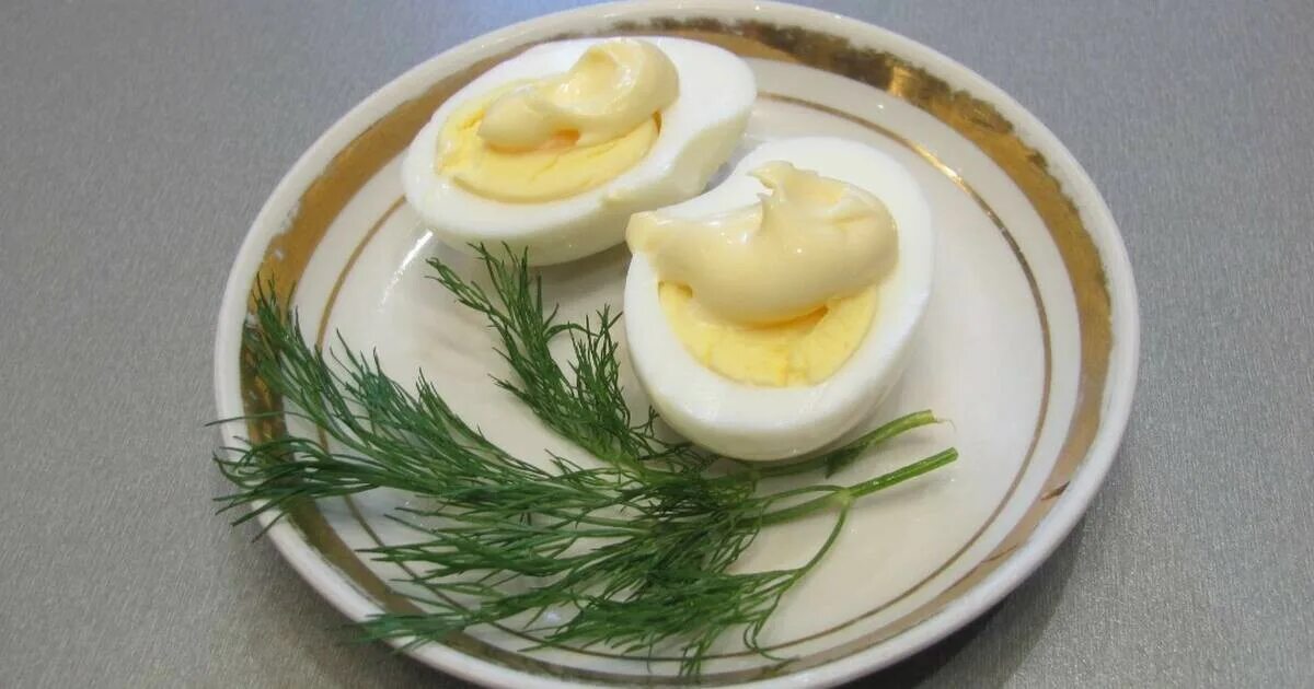 Яйцо под майонезом. Вареные яйца с майонезом. Вареные яйца под майонезом. Закуска яйцо под майонезом.
