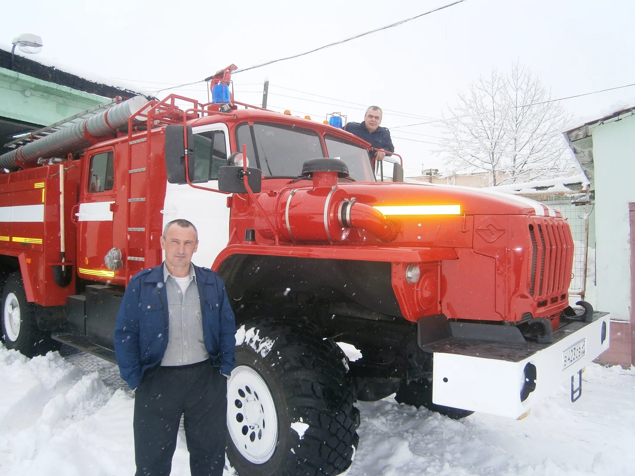 пожарный и водитель пожарного автомобиля. пожарная машина с водителем. обязанности водителя пожарной машины мчс.