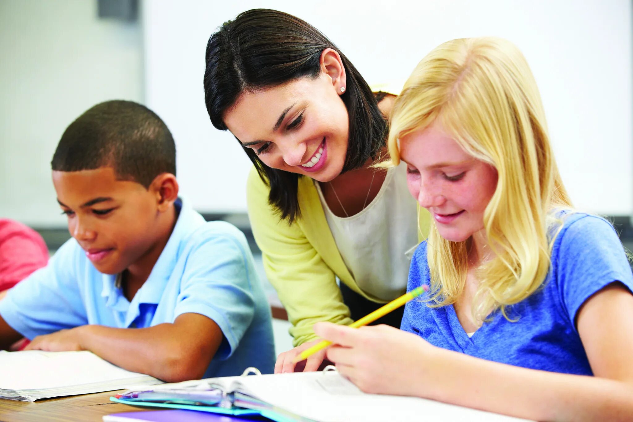 Students in the classroom. Урок английского в американской школе. Учитель и ученик. Учитель в американской школе. Компьютер в образовании.
