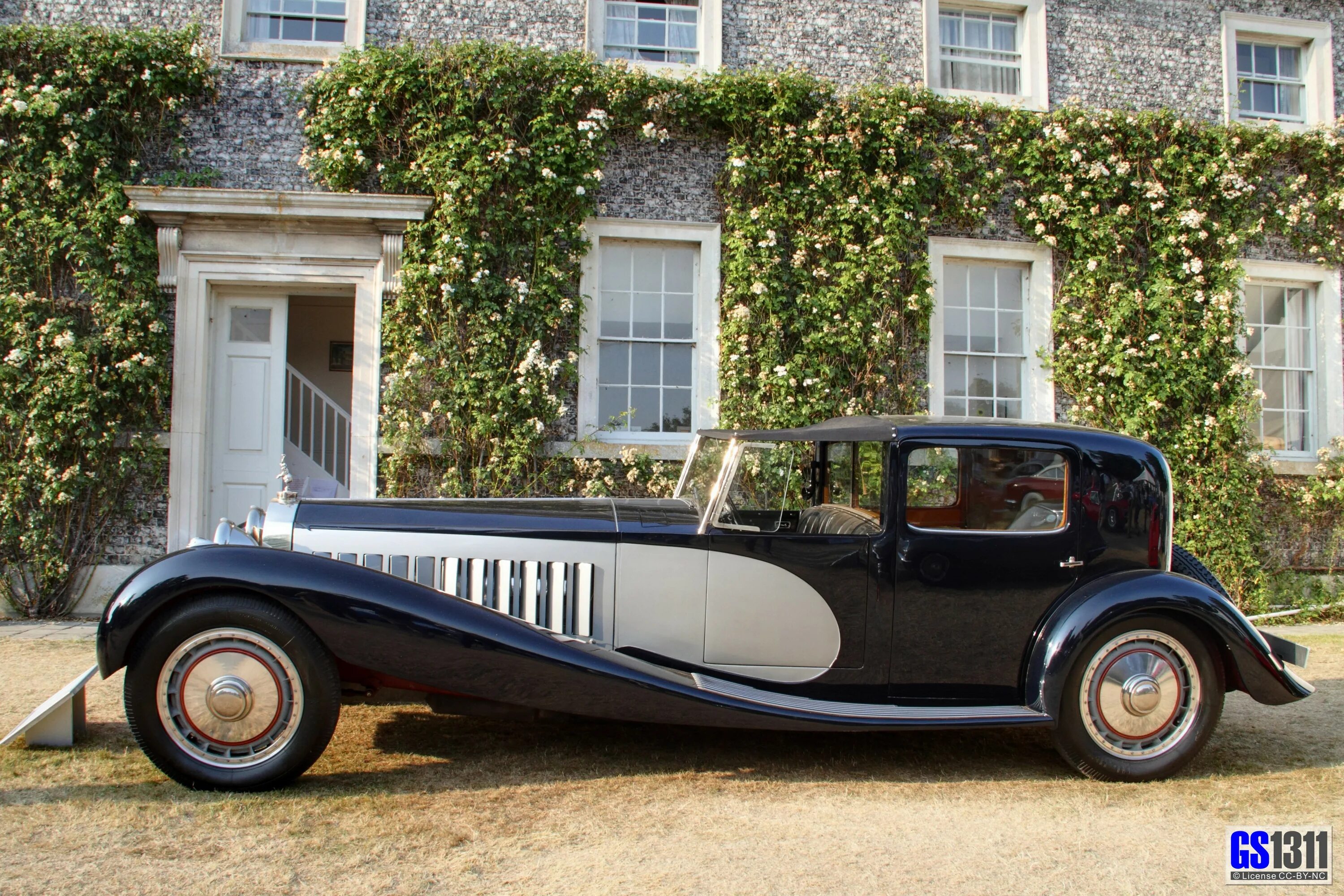 Англия какие машины. Bugatti Type 41 «la Royale». Bugatti Type 41 la Royale выпуск 1927 года. Bugatti Type 41 la Royale 1929. Бугатти тайп ретро старый.