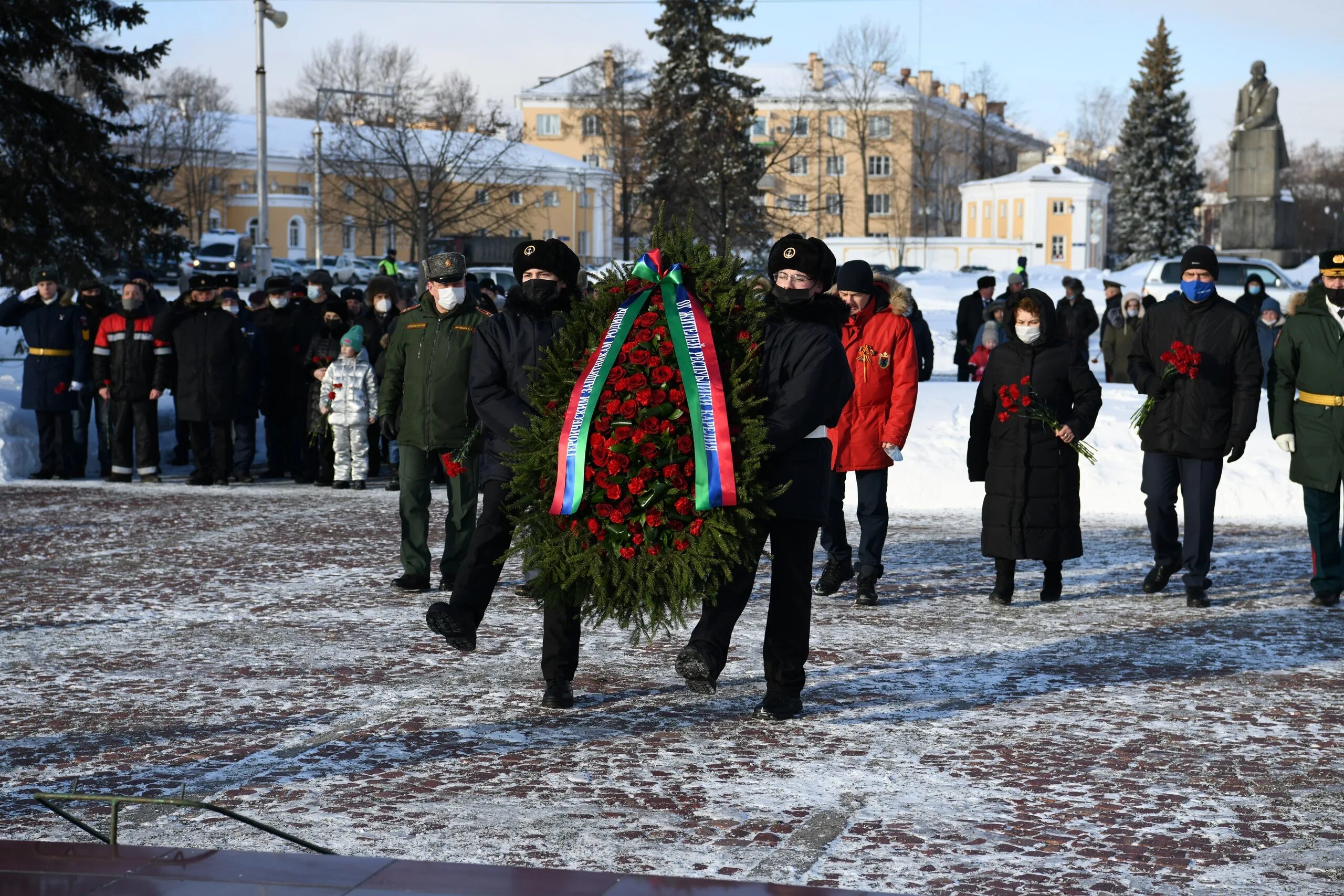 Возложение цветов на 23 февраля Петрозаводск. Вечный огонь Петрозаводск. Вечный огонь Петрозаводск возложение. Гирлянда из елки для возложения. Новости 24 1 23