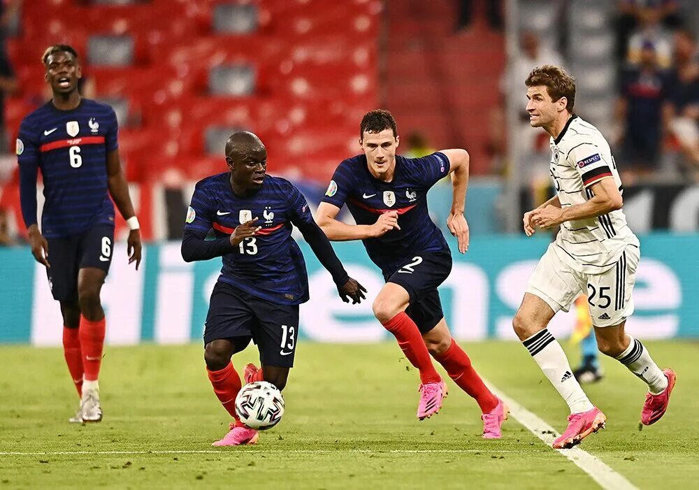 Beat italy with score. Антуан гризманн 2023. Франция бельгия монако с флагами. Мбаппе сборная франции. Франция бельгия евро 24.