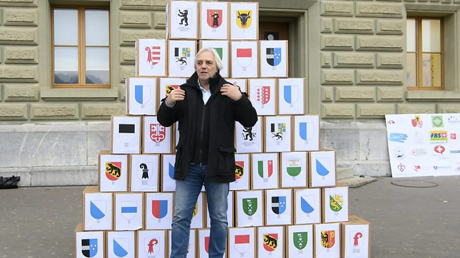 Радикально правые движения в Швейцарии. Switzerland Parliament vote hands. Switzerland Parliament vote show hands. Ограничение референдума