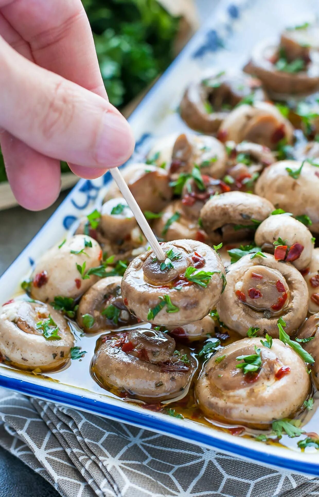 Шампиньоны свежие рецепты вкусно быстро. Закуска из шампиньонов на праздничный. Закуска из шампиньонов на праздничный стол. Грибы шампиньоны. Закуски с грибами шампиньонами.