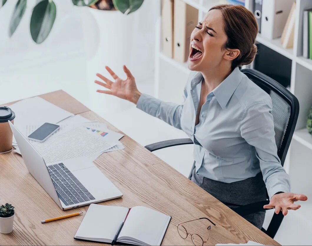 Несчастье на работе. Работник в стрессе. стресс на работе. стрессоустойчивость на рабочем месте. сотрудница офиса.