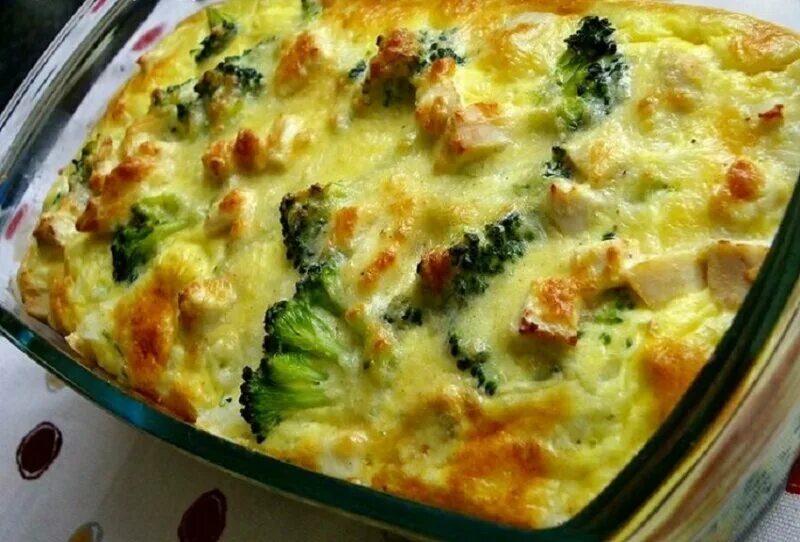 Запеканка из брокколи и грудки. Курица запеченная с брокколи в духовке. Запеканка из грудки брокколи. Запеканка с брокколи и курицей в духовке. Запеканка с брокколи и курицей в духовке.