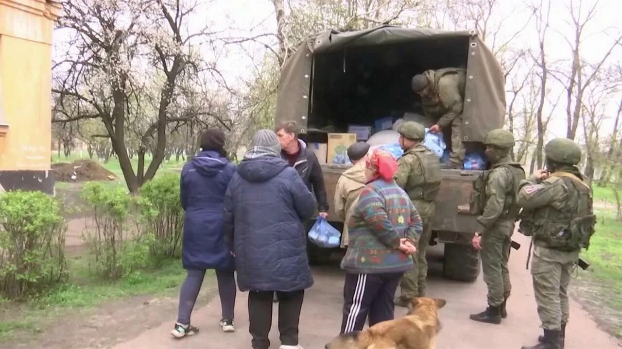 Что будет после помощи украине. Гумпомощь для военнослужащих. Военные разгружают гуманитарку. Спецоперация на Украине бойцы гуманитарка. Военный российский конвой на Украине.