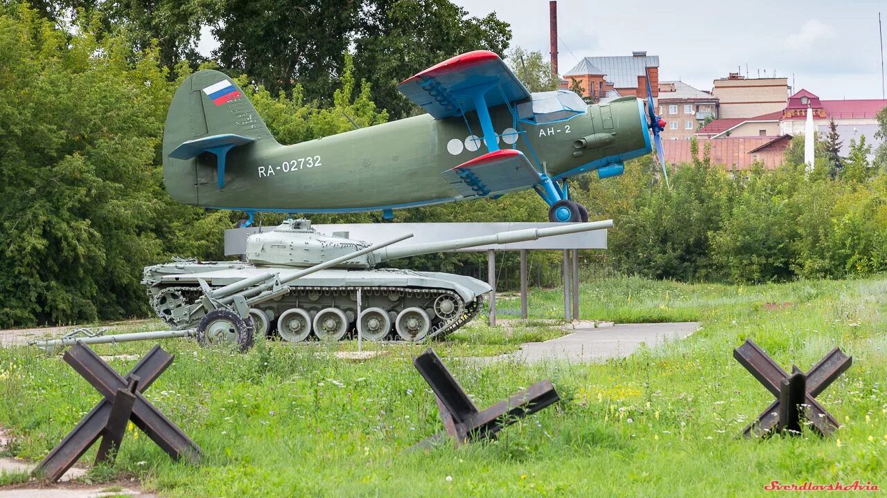 2 бугуруслан. Бугурусланское лётное училище гражданской авиации. бугуруслан летное училище. ан 2 бугуруслан. монумент-самолёт ан-2 корзуново.