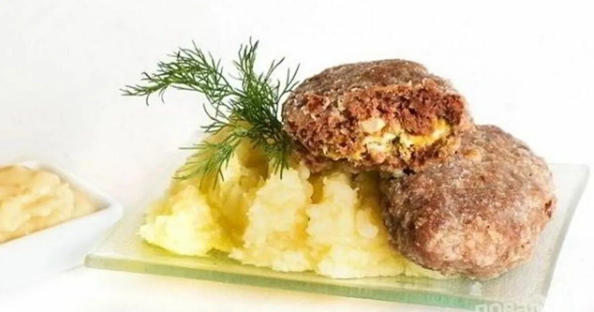 Зразы из пюре с фаршем. Зразы мясные. зразы мясные с яйцом. зразы мясные подача. мясные зразы с грибным соусом.
