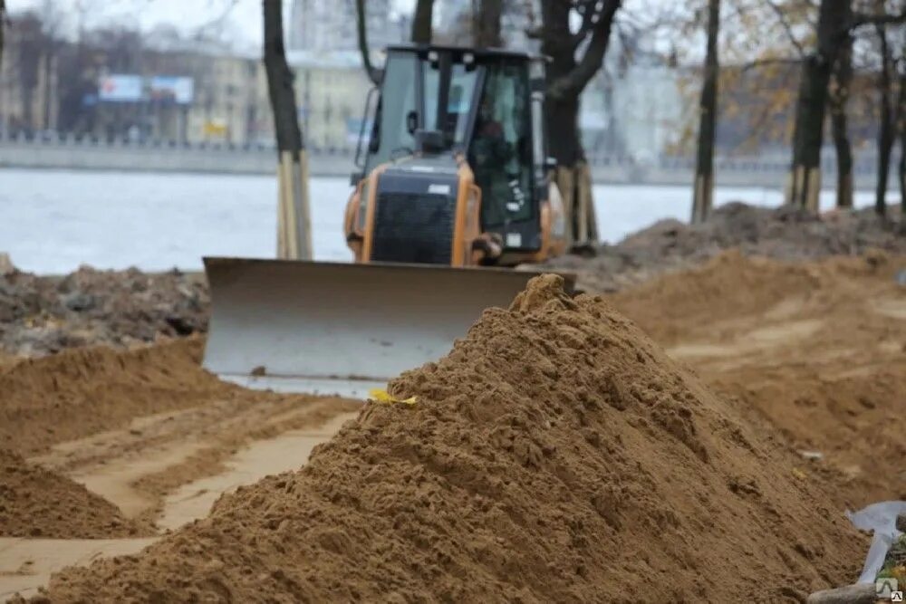 Доставка карьерного песка спб. Песок строительный. Песок карьерный. Песок на стройке. Песок строительный карьерный.
