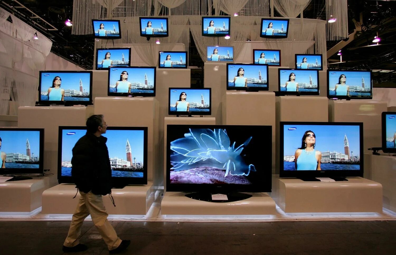 Из старого телевизора. Телевизор наше всё. Lg телевизор аналоговое тв. Ночник телевизор. Старый квадратный телевизор.