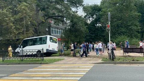 Автобус на тротуаре