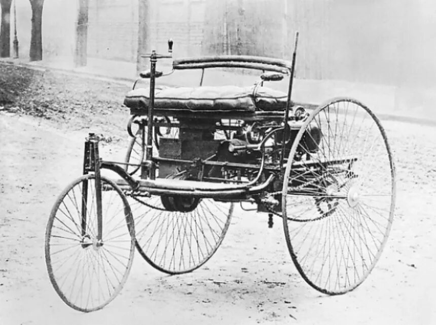 Что представлял собой первый автомобиль