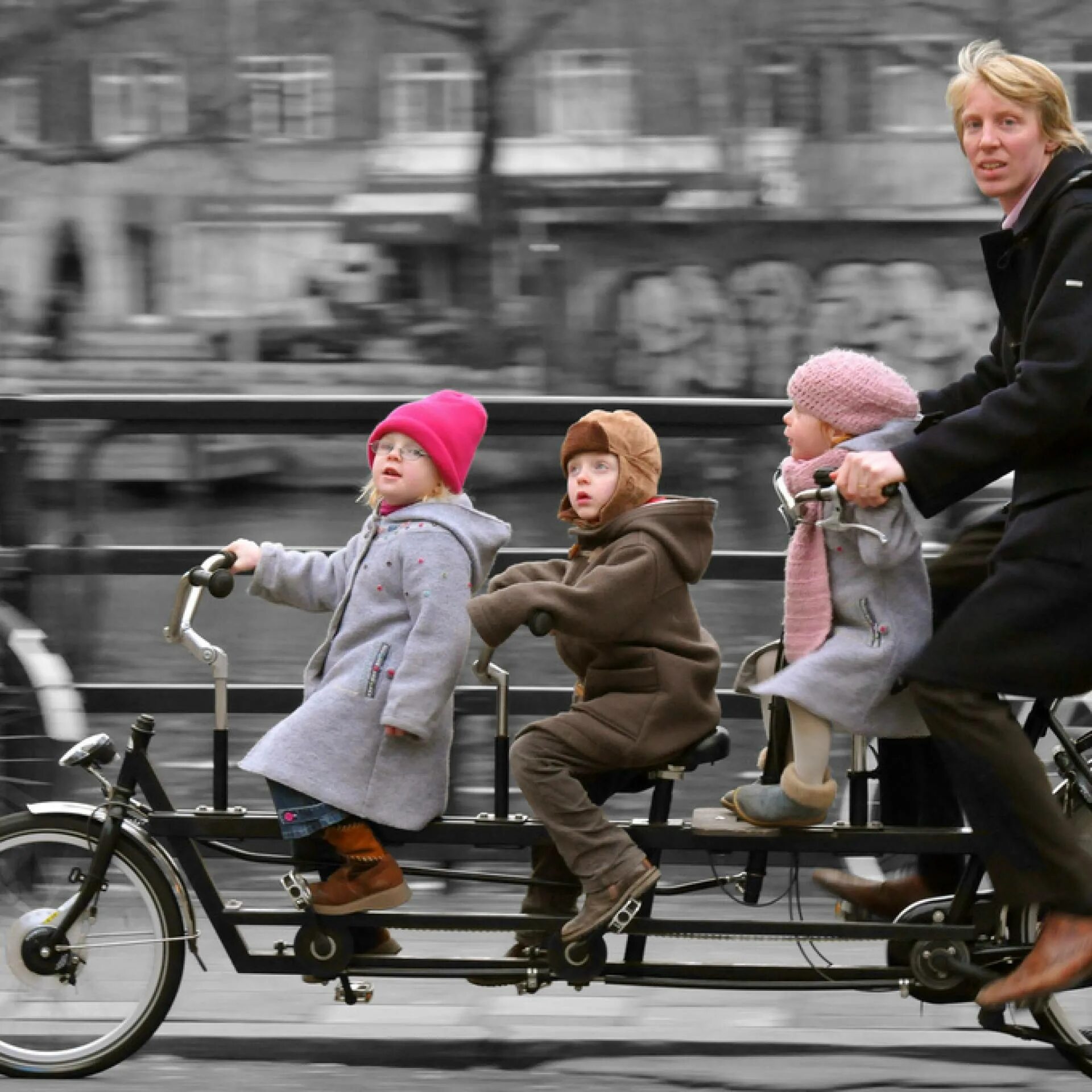 Велосемья. Велосипеды с детьми в Голландии. Прогулка на велосипеде. Семья на велосипедах. Семейный велосипед.
